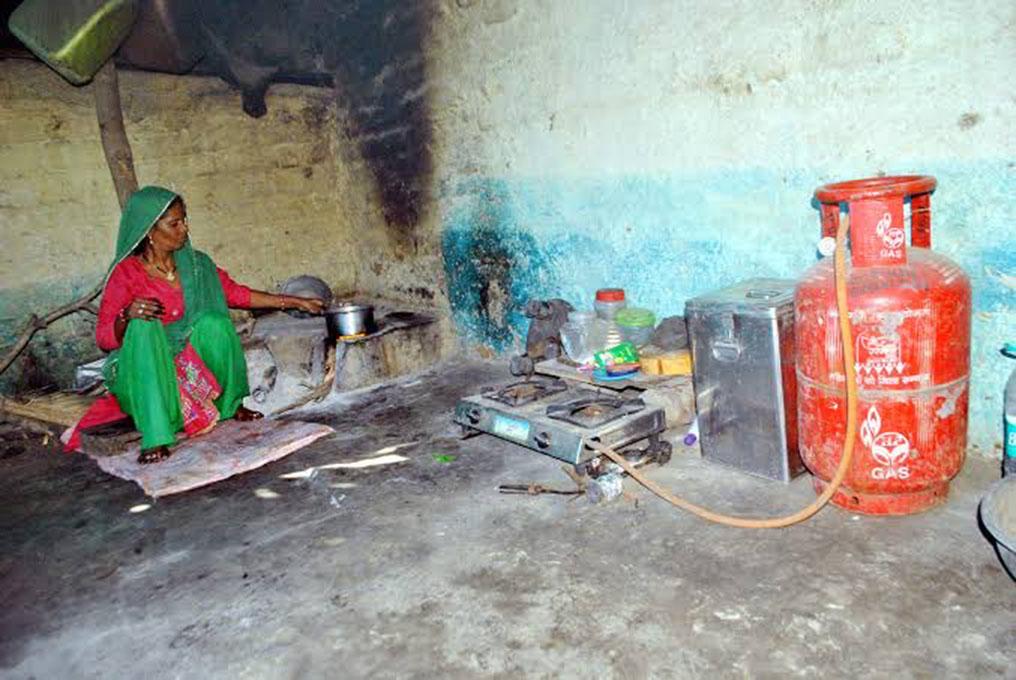 PM Ujjwala Yojana: Beneficiaries and RTI activists allege irregularities, demand probe PM Ujjwala Yojana: Beneficiaries and RTI activists allege irregularities, demand probe